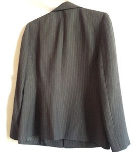 Tahari Other - Tahari 2 Piece Gray Pants Suit Size 6P Tahari Other - Tahari 2 Piece Gray Pants Suit Size 6P